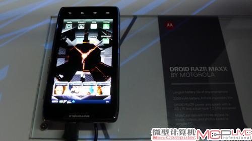 摩托罗拉在CES上发布的Droid Razr Maxx，4G LTE。同时也有推出紫色和白色版本的Droid Razr。