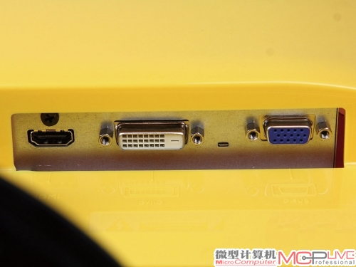 显示器背后的接口，常用的HDMI、DVI、VGA都有搭配。