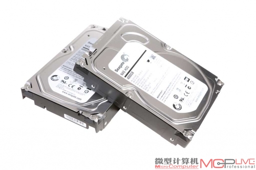 测试搭配的希捷4TB NAS HDD，专为NAS的多盘应用环境优化，具备7×24小时工作能力。