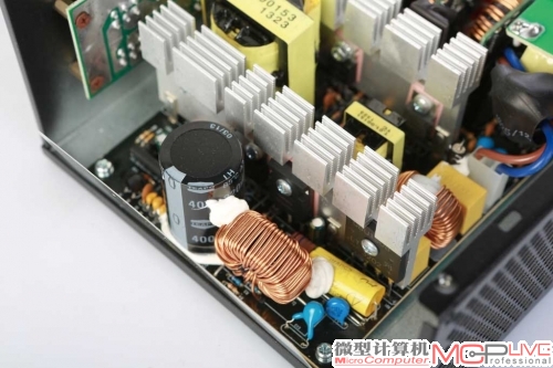 ⑥ 主电容使用了一枚400V/220μF的大电容，不算奢华，但对于500W电源而言，也基本够用。