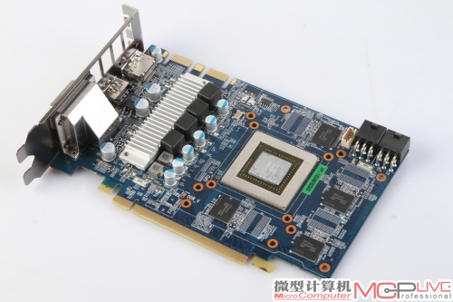 影驰GTX760Mini的PCB布局跟公版非常相似，例如供电系统都是前置4+1，显存也是正反面各4颗，共计8颗组成2GB容量256bit位宽的规格。